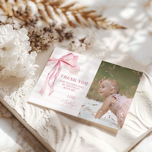 Tarjeta de agradecimiento con lazo rosa editable y foto, tarjeta de agradecimiento para primer cumpleaños con lazo rosa pastel suave, tarjeta de agradecimiento para fiesta con lazo rosa empolvado.