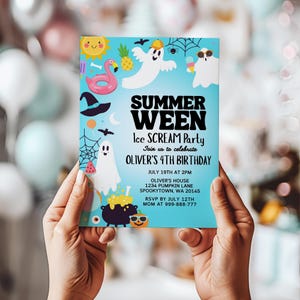 Peut inclure: Une carte d'invitation bleue avec le texte "Summer Ween Ice Scream Party" et "4e anniversaire d'Oliver". La carte pr&eacute;sente des illustrations de fant&ocirc;mes, d'un soleil, d'un flamant rose et d'un chapeau de sorci&egrave;re. La carte comprend &eacute;galement les d&eacute;tails de l'&eacute;v&eacute;nement.