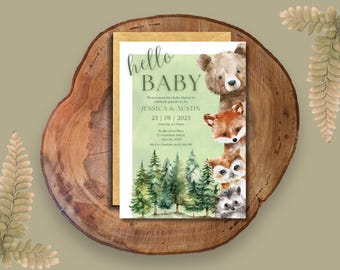 Könnte beinhalten: Eine rechteckige Einladungskarte für eine Babyparty mit Aquarellillustrationen eines Bären, Fuchses, einer Eule und eines Igels, die vertikal gestapelt sind, einem Kiefernwald am unteren Rand und dem Text hello BABY JESSICA & AUSTIN.