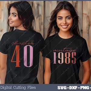 Può includere: Due magliette nere con testo e numeri stampati sul davanti. La prima maglietta dice "chapter 40" in rosa e rosso. La seconda maglietta dice "vintage 1985" in rosa, rosso e arancione.
