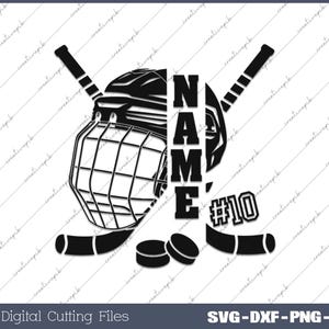 Peut inclure: Silhouette noire et blanche d'un casque de hockey avec un bâton de hockey de chaque côté. Le casque a une cage et le texte "NAME #10" est sur le côté.