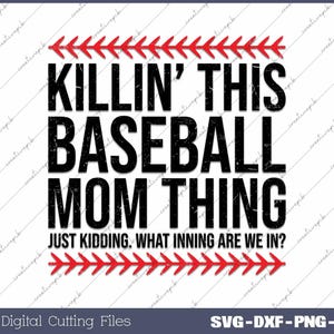 Może przedstawiać: Białe tło z czarnym tekstem, który brzmi "KILLIN' THIS BASEBALL MOM THING JUST KIDDING. WHAT INNING ARE WE IN?" z czerwonym wzorem szwów baseballowych nad i pod tekstem.