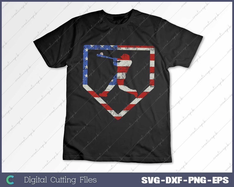 Pode incluir: Uma camiseta preta com um design de bandeira americana desbotada que apresenta um jogador de beisebol em uma silhueta de home plate.