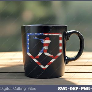 Pode incluir: Caneca de caf&eacute; preta com uma silhueta de jogador de beisebol em um design de home plate. O home plate &eacute; decorado com um padr&atilde;o de bandeira americana.