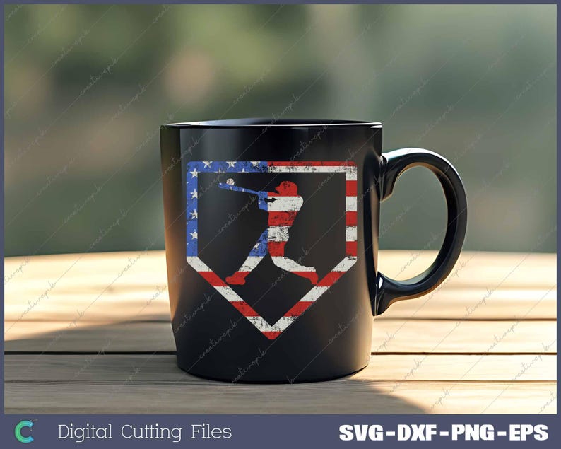 Pode incluir: Caneca de caf&eacute; preta com uma silhueta de jogador de beisebol em um design de home plate. O home plate &eacute; decorado com um padr&atilde;o de bandeira americana.