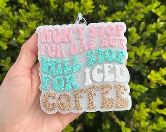 No pararé a echar gasolina, pero sí a comprar café helado. Ambientador para coche.