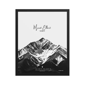 Puede incluir: Fotografía en blanco y negro del Monte Elbert, el pico más alto de Colorado, con el texto "Mount Elbert 14,440 FT 39.1178° N, 106.4454° W" y un pequeño icono de ubicación.