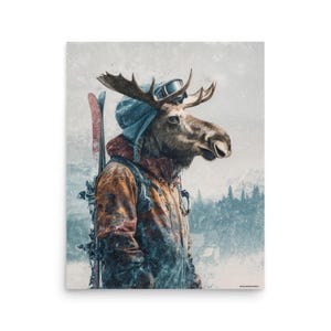 Könnte beinhalten: Ein Kunstdruck, der einen Elch mit blauer Mütze, Brille und Winterjacke mit Skiern zeigt. Der Hintergrund zeigt eine verschneite Landschaft und einen Wald. Der Elch ist das Hauptmotiv, dargestellt in einem detaillierten, künstlerischen Stil.