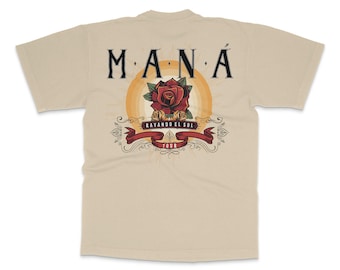Könnte beinhalten: Ein beiges T-Shirt mit einem grafischen Druck einer roten Rose mit einem gelben Sonnenstrahl dahinter. Der Text "MANA" befindet sich über der Rose und "RAYANDO EL SOL TOUR" unter der Rose.