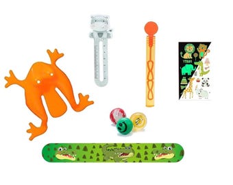 Op de afbeelding: Een set feestfavorieten met een groene en oranje kikker, een witte nijlpaard-bladwijzer, een gele en oranje zeepbelstok, een groene en oranje krokodil-nagelvijl en een vel met glow-in-the-dark dieren stickers.