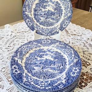 Set di 8 piatti piani vintage in ceramica blu con decorazione "Scene fluviali" di English Ironstone Tableware.