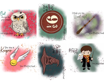 Puede incluir: Cuatro tarjetas coloridas con ilustraciones y texto de temática de Harry Potter. La primera tarjeta presenta un búho con el texto "Owl always be your friend". La segunda tarjeta presenta un escudo de armas de Hogwarts con el texto "On a scale of 1 to 3, you're a 9". La tercera tarjeta presenta una varita mágica con el texto "I think you are Wand-erful". La cuarta tarjeta presenta a Harry Potter con un búho y el texto "Have a Magical Day".
