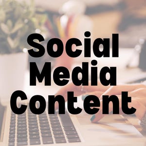 Puede incluir: Imagen de un teclado de portátil con las palabras "Social Media Content" en letras negras en negrita. Se ven las manos de una persona tecleando en el teclado. El fondo está borroso, con una planta y material de oficina.