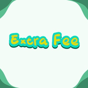 Puede incluir: Gráfico con las palabras "Extra Fee" en amarillo, contorneadas en turquesa, sobre un fondo verde claro. El texto, de estilo infantil, sugiere un recargo o coste adicional.