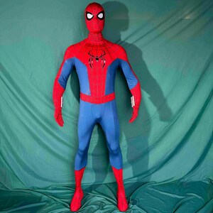 Puede incluir: Un disfraz completo de Spider-Man rojo y azul. El disfraz presenta una m&aacute;scara roja con lentes blancas, un torso rojo con un emblema de ara&ntilde;a negra y brazos y piernas azules. El disfraz incluye guantes y botas rojas.