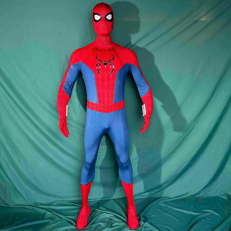 Puede incluir: Un disfraz completo de Spider-Man rojo y azul. El disfraz presenta una m&aacute;scara roja con lentes blancas, un torso rojo con un emblema de ara&ntilde;a negra y brazos y piernas azules. El disfraz incluye guantes y botas rojas.