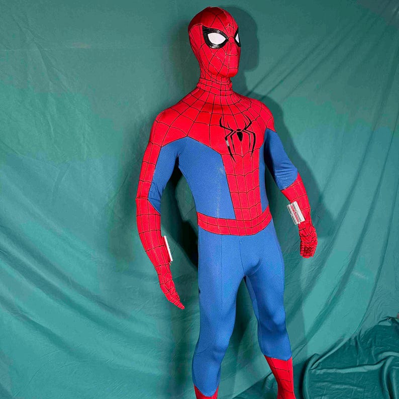Puede incluir: Un disfraz completo de Spider-Man en rojo y azul. El disfraz presenta una m&aacute;scara roja con lentes blancas, un torso rojo con un emblema de ara&ntilde;a negra y brazos y piernas azules. El traje es ajustado y parece estar hecho de un material el&aacute;stico.