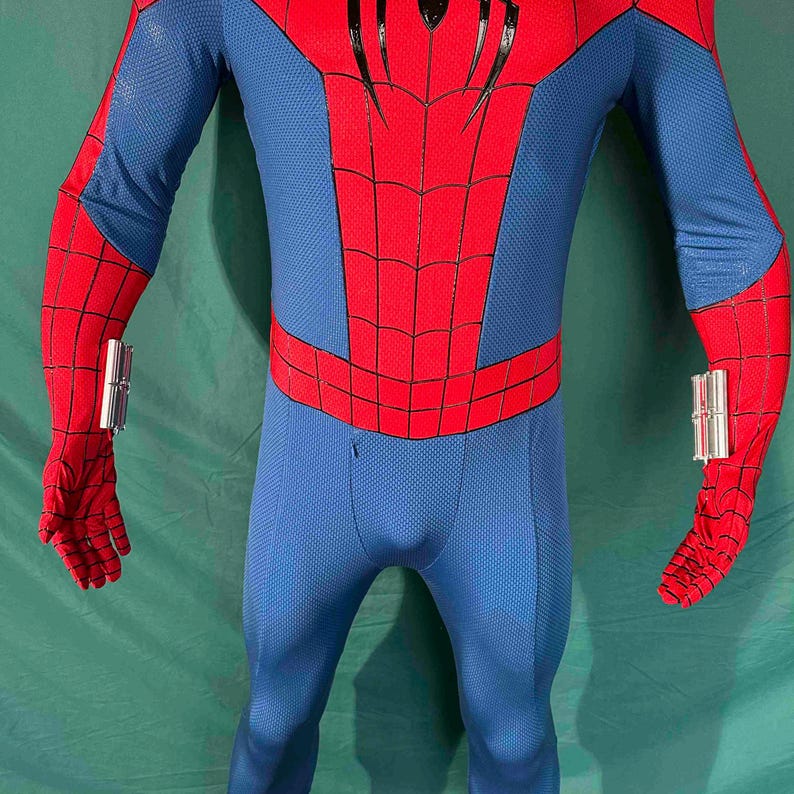 Puede incluir: Un disfraz completo de Spider-Man en azul y rojo. El disfraz presenta un patr&oacute;n de telara&ntilde;a en las secciones rojas y un emblema de ara&ntilde;a en el pecho. Dispositivos plateados en las mu&ntilde;ecas est&aacute;n adjuntos.