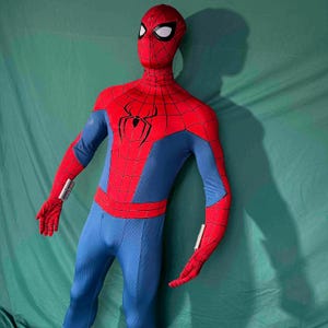 Puede incluir: Un disfraz completo de Spider-Man rojo y azul. El disfraz presenta una m&aacute;scara roja con lentes blancos, un torso rojo con un emblema de ara&ntilde;a negra y secciones azules en los brazos y las piernas. Los guantes y las botas son rojos.
