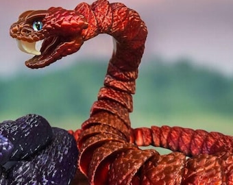 Pode incluir: Duas figuras detalhadas de cobras. Uma é marrom-avermelhada escura com a boca aberta, revelando presas brancas. A outra é azul-púrpura escura com um corpo enrolado. Ambas têm escamas detalhadas e cores de olhos vibrantes e contrastantes.
