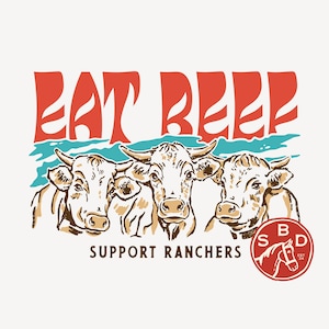 Puede incluir: Diseño gráfico con tres cabezas de vaca y el texto "EAT BEEF" en rojo encima. Debajo de las vacas, el texto dice "SUPPORT RANCHERS". Un logotipo circular rojo con un caballo está a la derecha.
