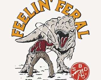Op de afbeelding: Een grafische illustratie toont een cowboy die een Tyrannosaurus Rex met een lasso probeert te vangen. De dinosaurus is grijs met een open mond, en de cowboy draagt een rood overhemd en bruine broek. De tekst "FEELIN' FERAL" staat in een boog boven de scène in oranje. Een rood cirkelvormig logo met een paard staat rechtsonder.