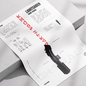 Peut inclure: Un schéma détaillé du sabre laser de Dark Vador, avec le texte "LIGHTSABER DARK VADOR" en haut. Le schéma comprend des dessins techniques et des étiquettes, avec les mots "JOIN THE DARK SIDE" en bas. Le sabre laser est noir.