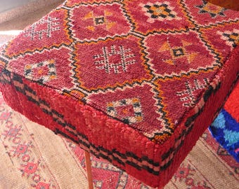 Pouf pouf in tappeto berbero marocchino rosso, cuscino da pavimento vintage fatto a mano, fodera per poggiapiedi Kilim 60x60x20 cm