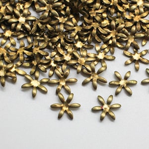 10 Teeny kleine oxidierte Messingblumen - Blütenmitten - Messingblütenzubehör 7mm