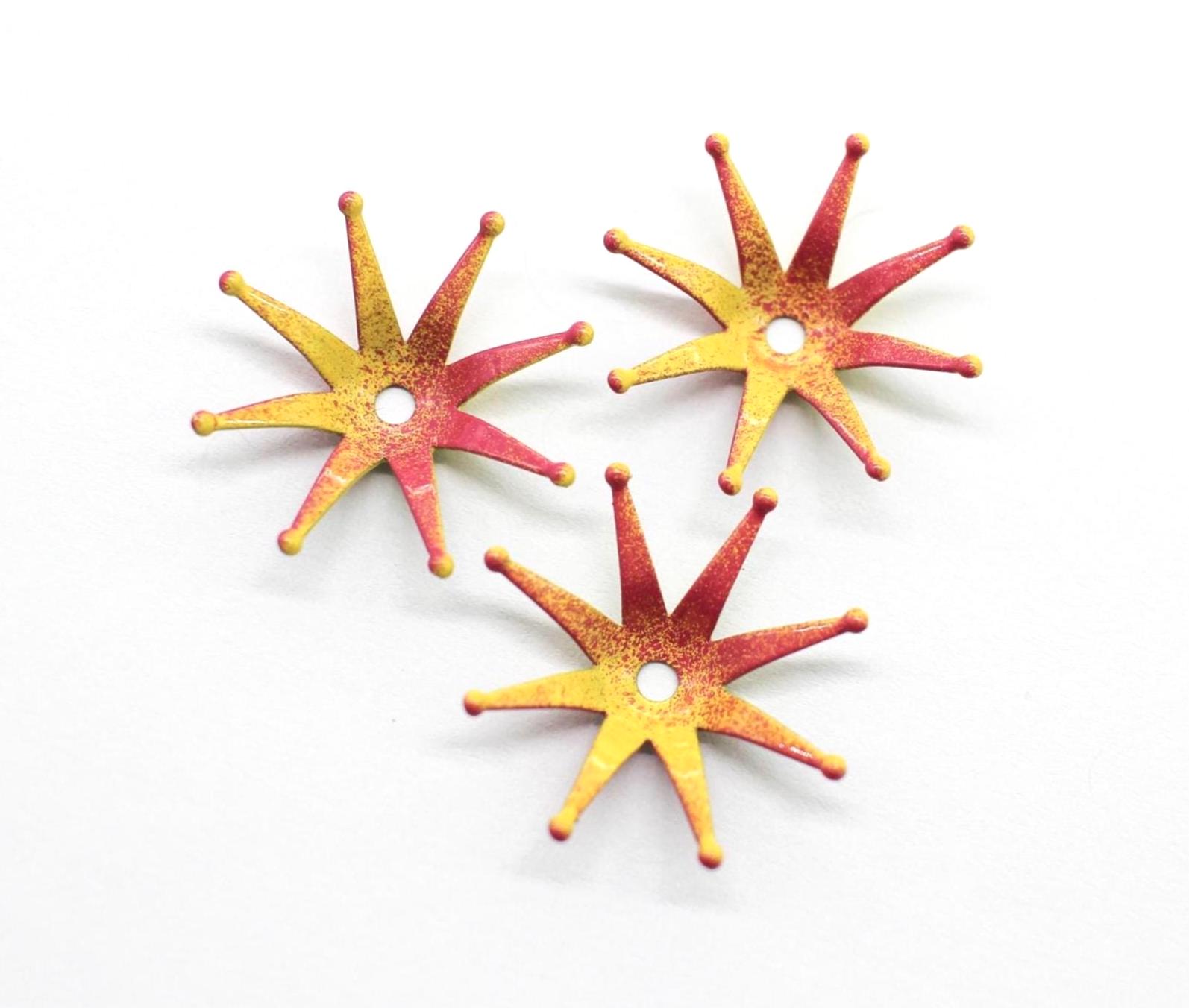 3 手描きの明るいピンクと黄色の大きな真鍮の花の雄しべの中心 23 mm