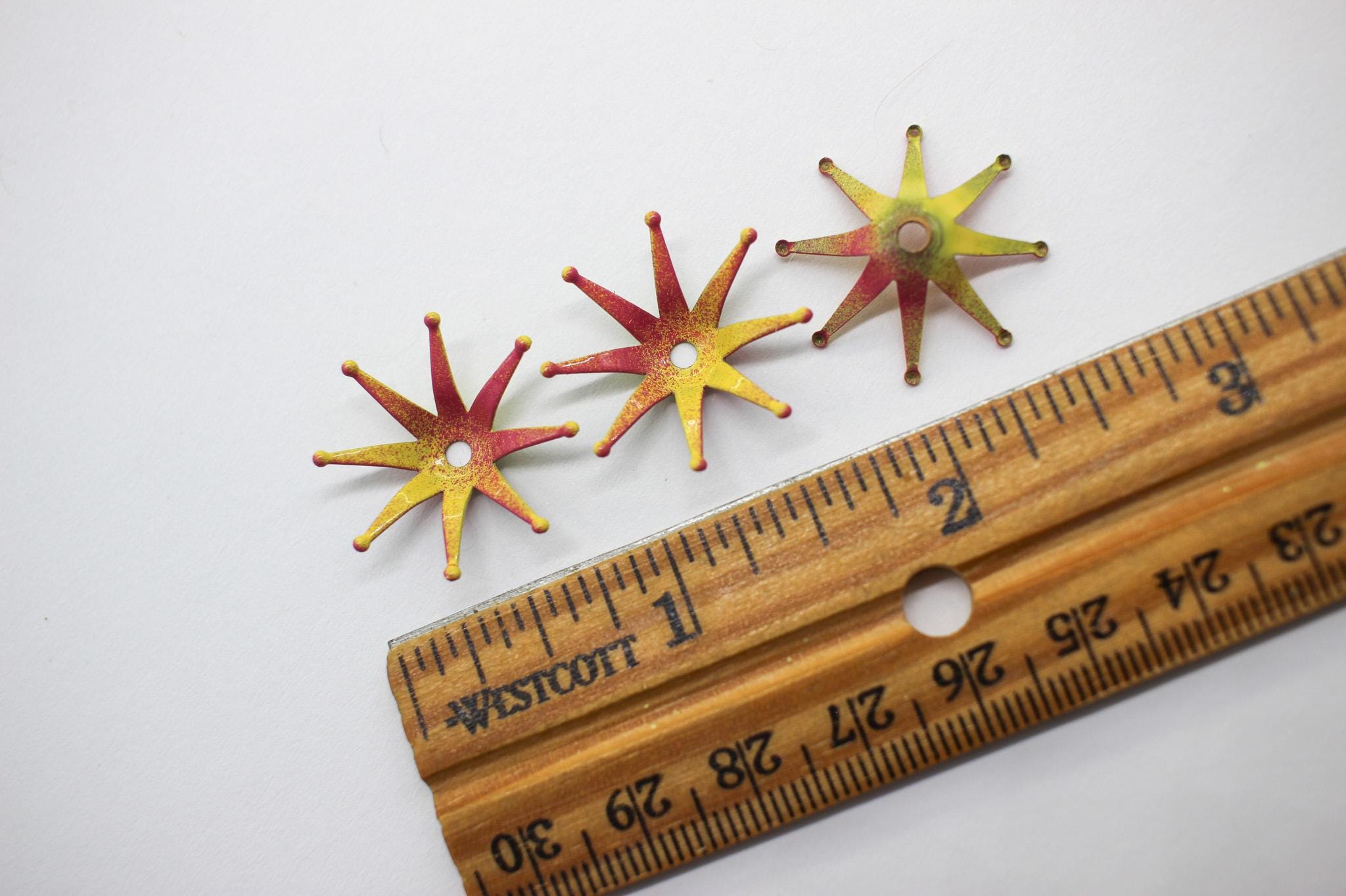 3 手描きの明るいピンクと黄色の大きな真鍮の花の雄しべの中心 23 mm