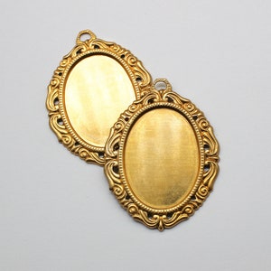 2 engastes colgantes ovalados Art Déco de latón 22x30 mm