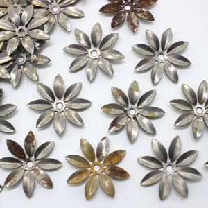 6 Vintage Rusty Steel Flowers - 34mm - Assemblage - Base Metal Flowers