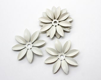 4 fleurs en métal vintage blanc cassé peintes à la main 34mm