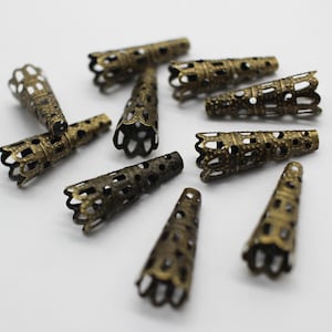 アンティーク真鍮ロングフィリグリーコーンビーズキャップ 22 x 8 mm 10個