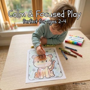 Puede incluir: Un ni&ntilde;o colorea un dibujo de un tigre con crayones sobre una mesa de madera clara. La imagen incluye el texto "Calm & Focused Play" y "Perfect for ages 2-4". Se ve una caja de 8 crayones jumbo.