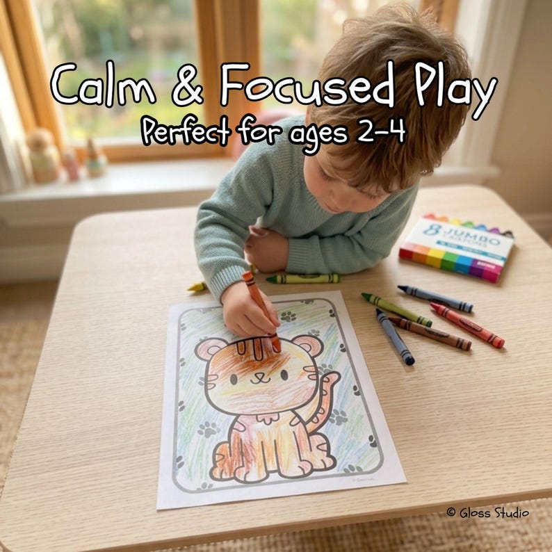 Puede incluir: Un ni&ntilde;o colorea un dibujo de un tigre con crayones sobre una mesa de madera clara. La imagen incluye el texto "Calm & Focused Play" y "Perfect for ages 2-4". Se ve una caja de 8 crayones jumbo.