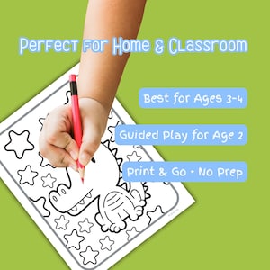 Puede incluir: Una p&aacute;gina para colorear con un dinosaurio y estrellas en blanco y negro, con el texto "Perfect For Home & Classroom". Una mano sostiene un l&aacute;piz rojo, coloreando la imagen. El texto adicional incluye "Best for Ages 3-4", "Guided Play for Age 2" y "Print & Go &bull; No Prep".