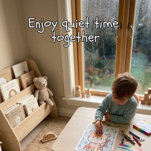 Puede incluir: Un ni&ntilde;o colorea un dibujo de un tigre en una mesa peque&ntilde;a. A la izquierda hay una estanter&iacute;a de madera con libros y un oso de peluche. El texto "Enjoy quiet time together" est&aacute; en la parte superior de la imagen.