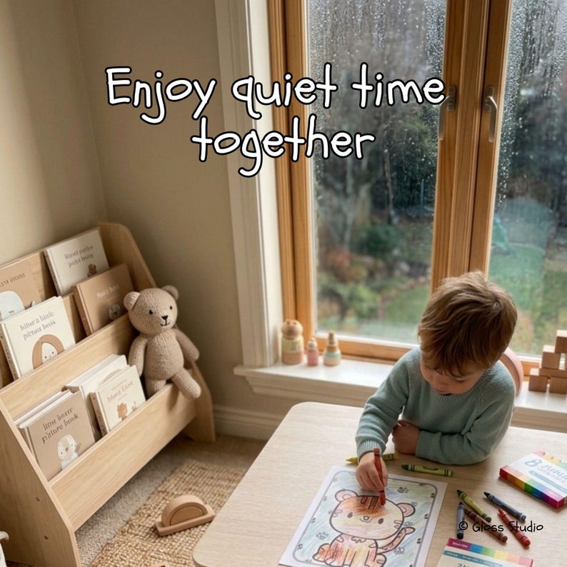 Puede incluir: Un ni&ntilde;o colorea un dibujo de un tigre en una mesa peque&ntilde;a. A la izquierda hay una estanter&iacute;a de madera con libros y un oso de peluche. El texto "Enjoy quiet time together" est&aacute; en la parte superior de la imagen.