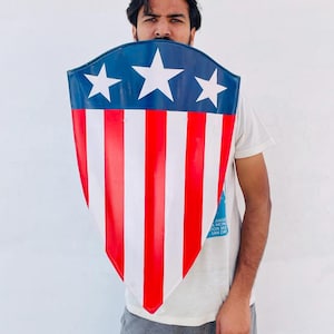 Bouclier Captain America | Réplique de bouclier triangulaire en acier | Bouclier Captain America pour cosplay et jeu de rôle - Réplique en métal cadeau pour super-héros