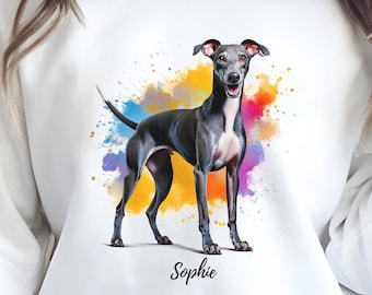 Könnte beinhalten: Weißer Pullover mit einem farbenfrohen Aquarell-Design, das einen schwarzen und grauen Italienischen Windhund zeigt. Der Name des Hundes, "Sophie", ist unter dem Design gedruckt.