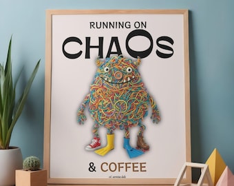 Póster divertido de caos, arte de pared "Running on Chaos and Coffee", lámina de monstruo raro y adorable, decoración divertida para la oficina, arte con cita sarcástica, idea para regalo