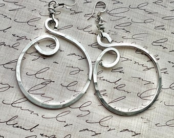 Silver Round Earrings- bright aluminum wire, wire wrap, swirl, hand formed, hammered, stainless steel ear wire(e251)