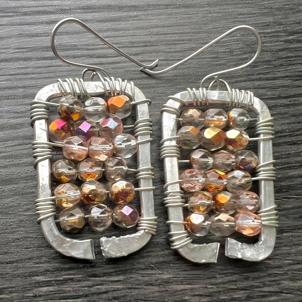 Boucles d'oreilles tressées scintillantes - aluminium argenté, verre poli au feu, enroulement de fil, perle en bronze métallique, perlée, martelé, fil d'acier inoxydable (e240)