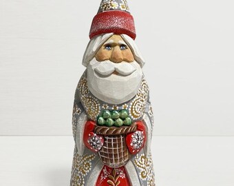サンタクロース置物　ロシア　木彫り 手彫りの木製サンタクロース、ウクライナの民芸品、クリスマスの装飾