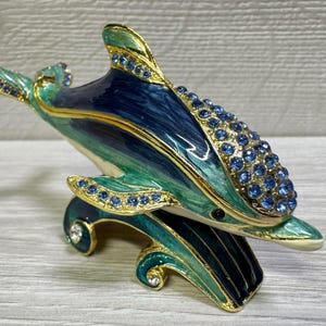 Faberge Delphin Schmuckschatulle, emaillierte Metall Tierskulptur, Ukrainisch handgefertigt. Luxus Wohnkultur Trinket Box.Höhe 2,6 Zoll Breite 4,4 Zoll