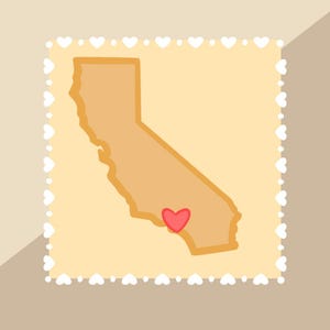 以下が含まれることがあります： カリフォルニア州のスタイリッシュなアウトラインで、州内の場所を示す赤いハートが描かれています。アウトラインは、ハート模様が繰り返される白い枠で囲まれています。