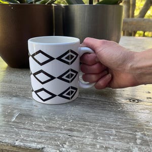Geometric mug, sublimation, modern mug, breakfast, ceramic mug, modern gift idea, personalised mug in black and white, 330 ml.