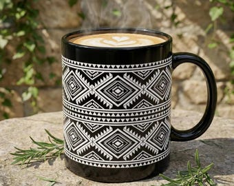 Taza con diseño geométrico de rayas de diamante / Taza de café negra con patrón minimalista moderno, ideal para la cocina o como regalo.